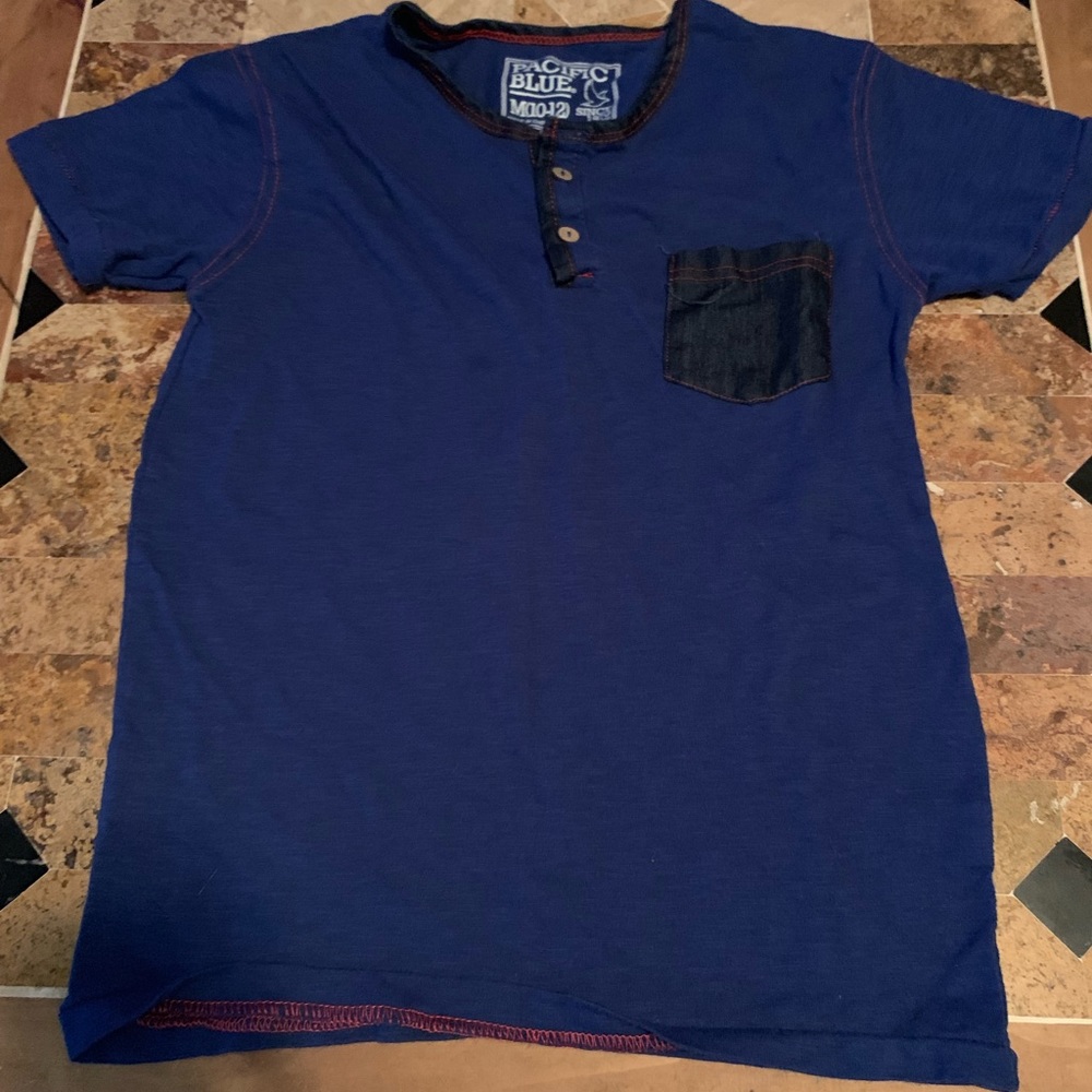 Boys shirt 3 buttons. Size 10-12